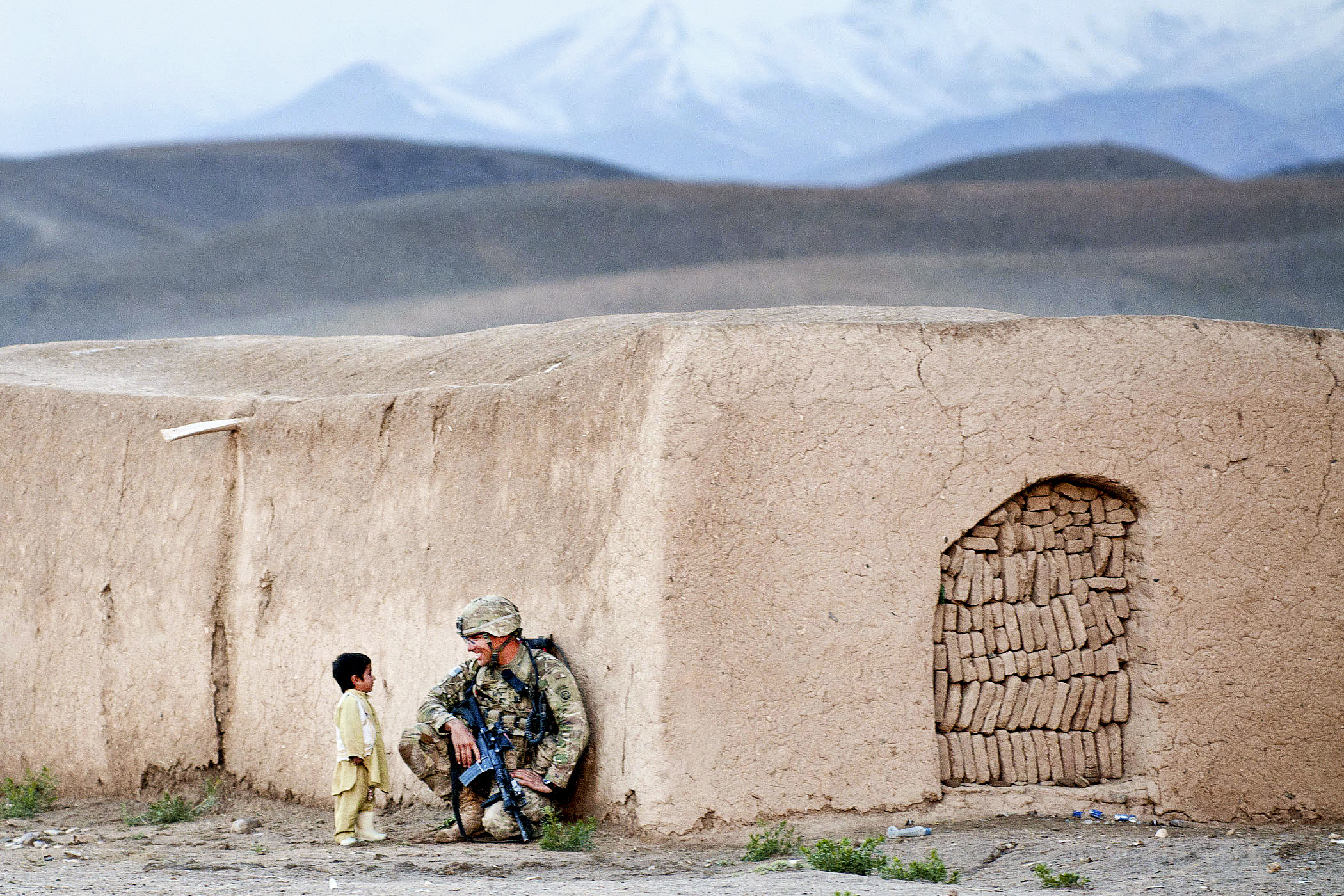 2100x1400 Sergeant Joshua Smith, with 82nd Airborne Division, chats with an Afghan  boy - Download Hi-Res photo