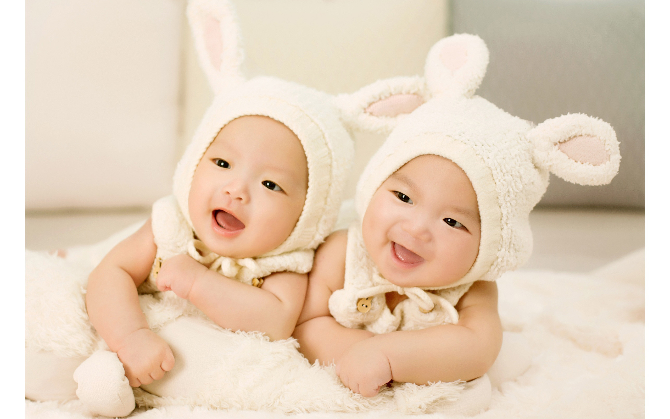 2560x1600 Cute Twin Babies