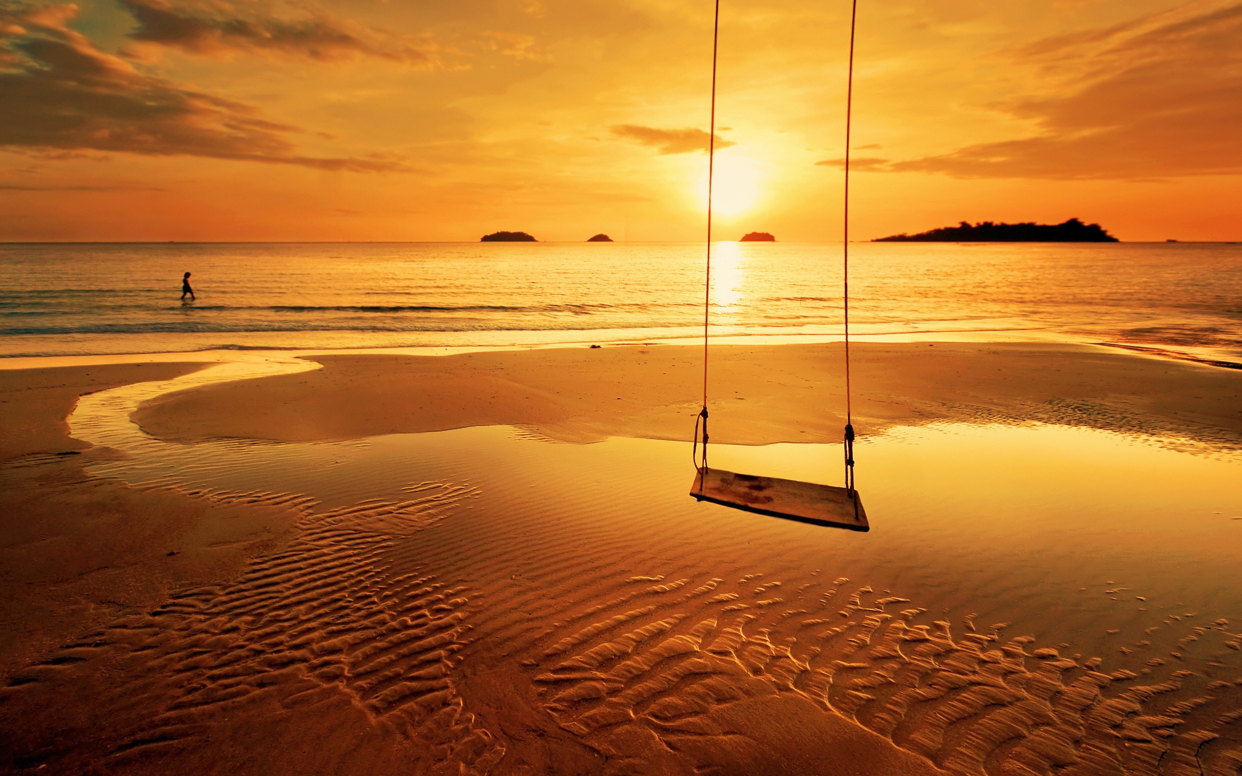 2560x1600 Swing-On-The-Beach-When-Sunset