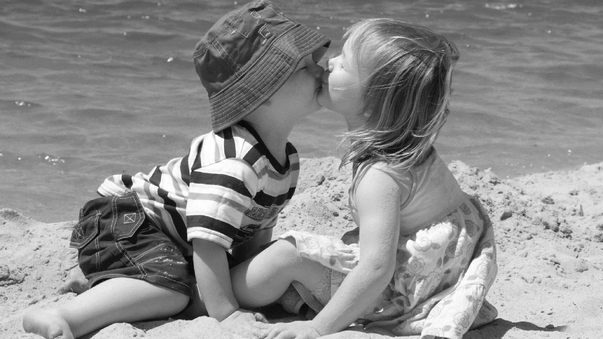 1920x1080 Lips kissing cute kids couple at beach wallpapers