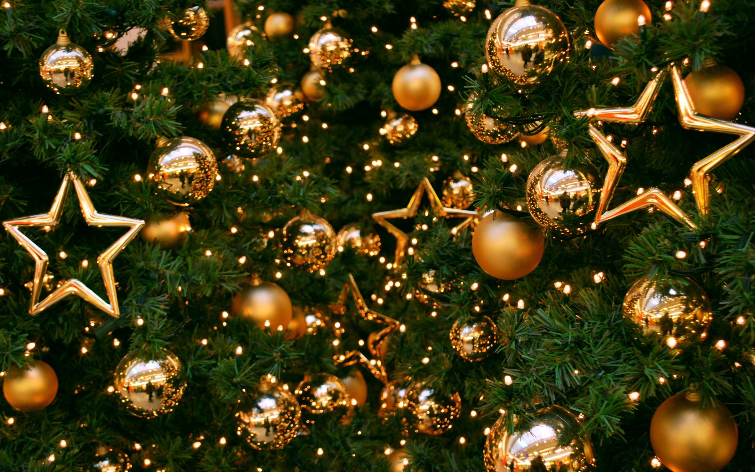 2560x1600 Christmas Tree On Balls And Stars