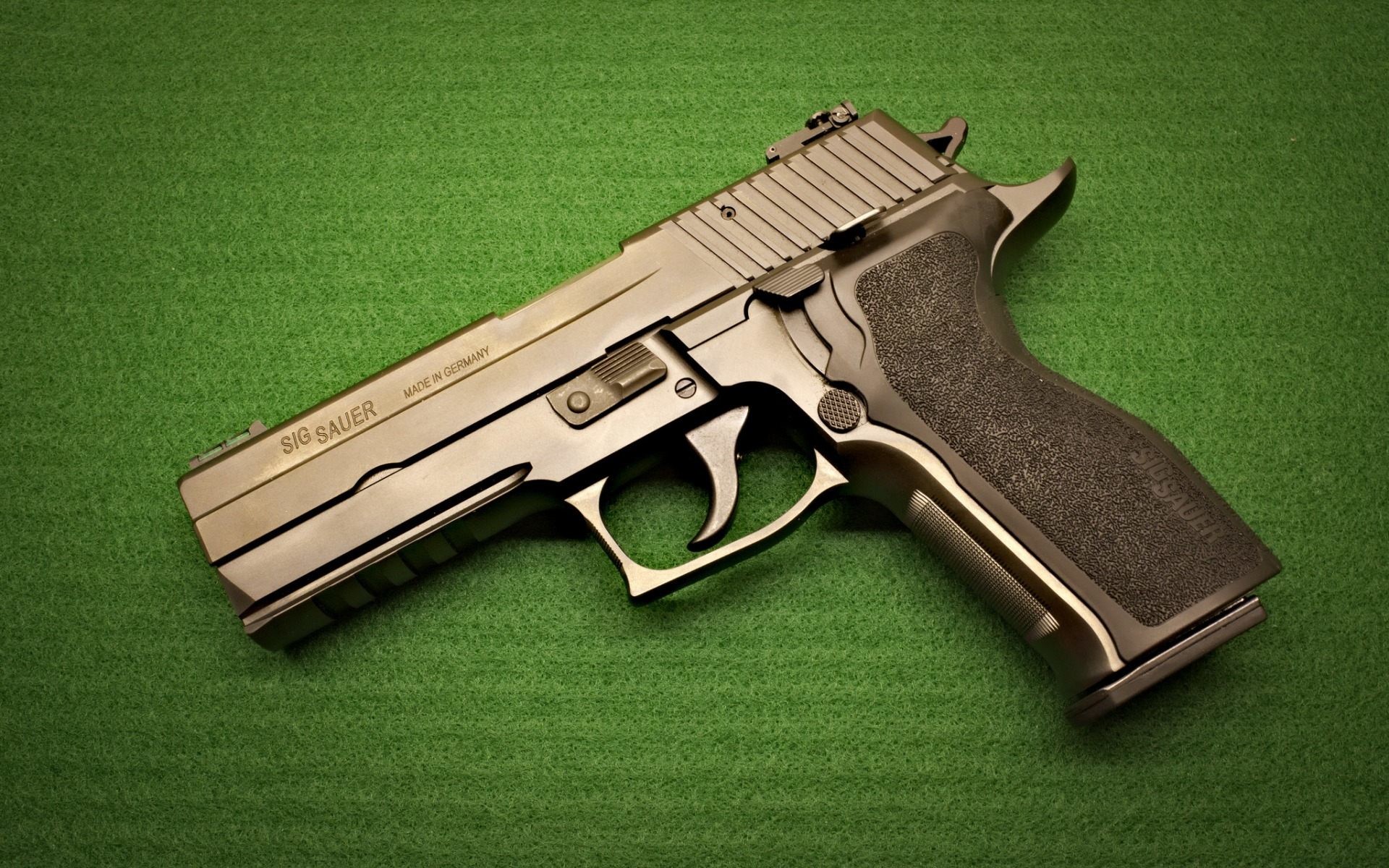 1920x1200 Sig Sauer P229 Pistol Wallpaper