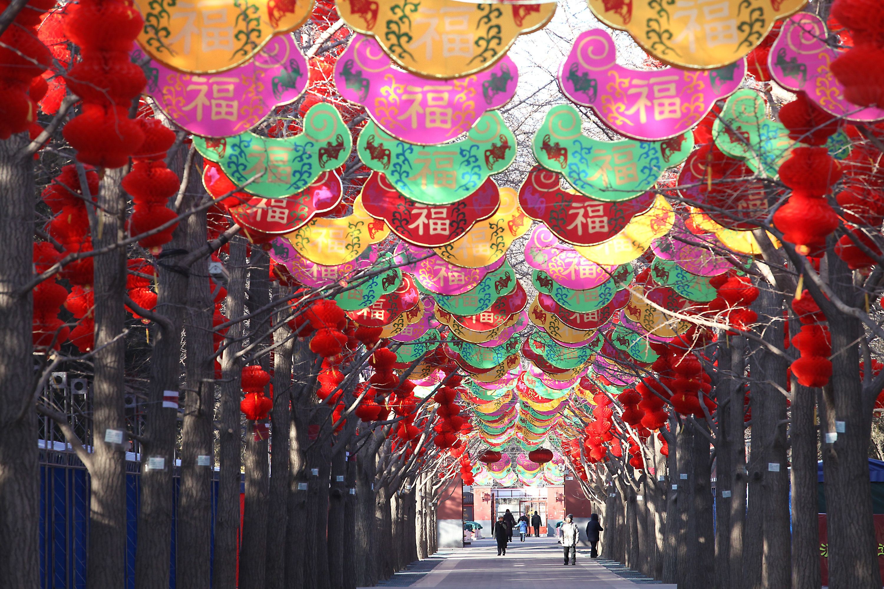 3000x2000 Chinese Stroll Under Traditional Red Lanterns And