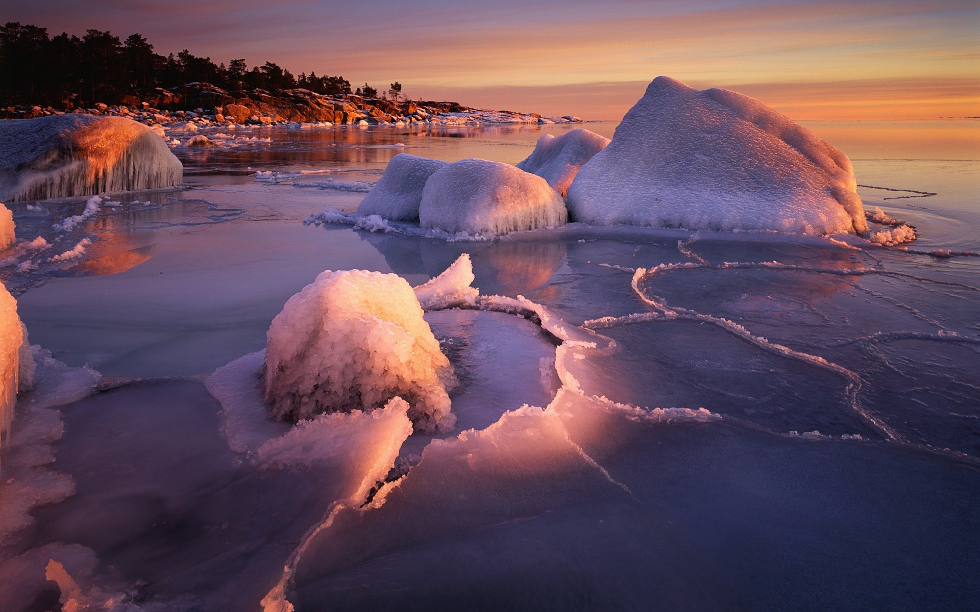 1920x1200 The winter icing shores, water ice, warm sunset wallpaper