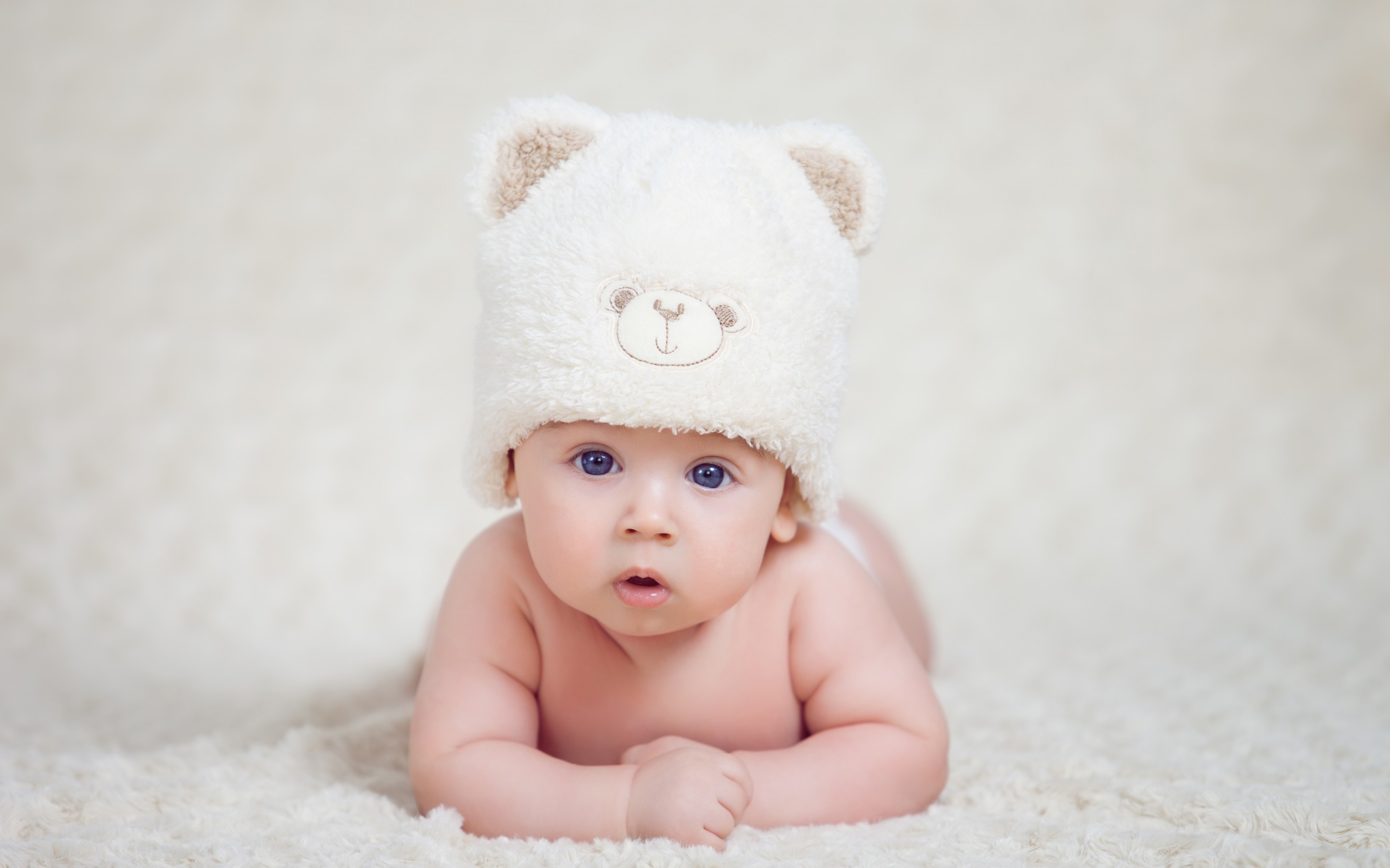 2880x1800 baby boy with big blue eyes lying on white carpet photography cute boy  wallpaper full hd