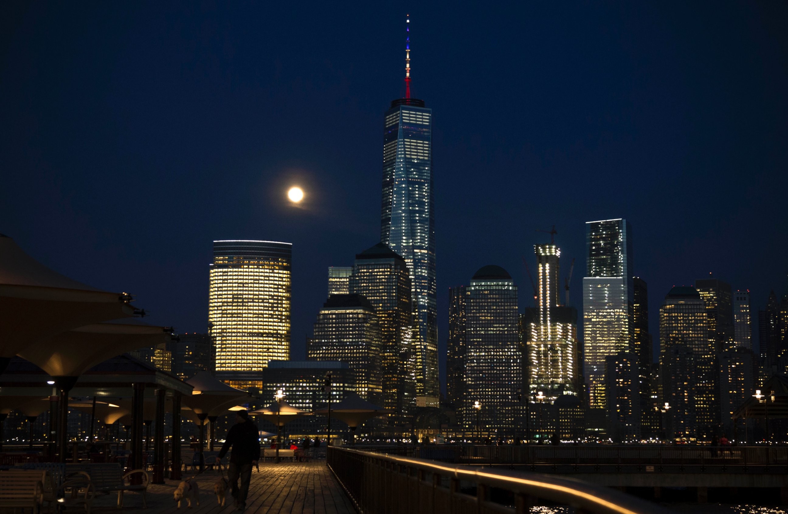 2592x1691 PHOTO: The full moon rises behind One World Trade Center ...