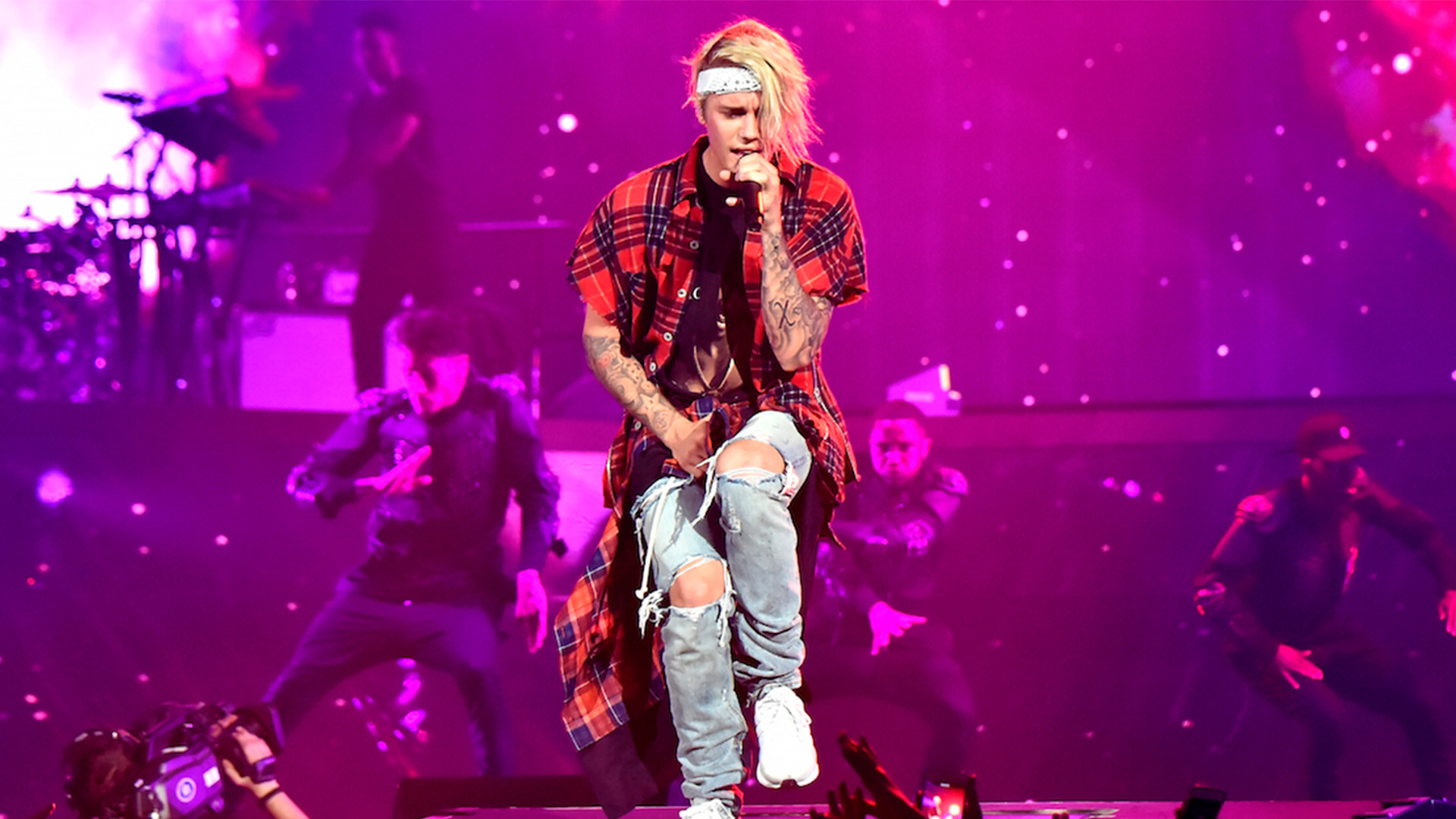 1920x1080 Justin Bieber shares Christian message with fans at concert: 'Mark my words  Jesus loves