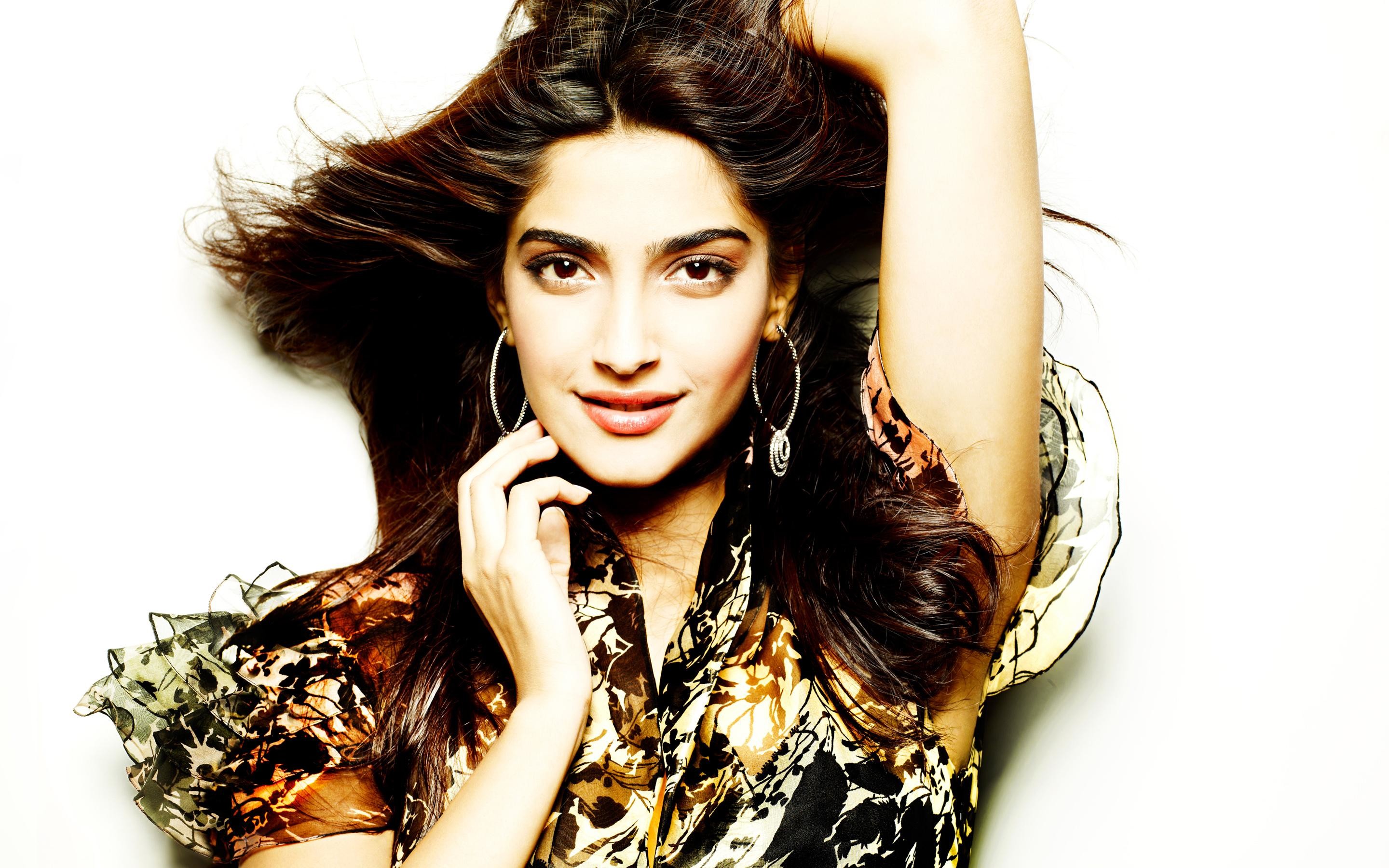 2880x1800 Bollywood Actress Sonam Kapoor New 2014 HD Wallpaper