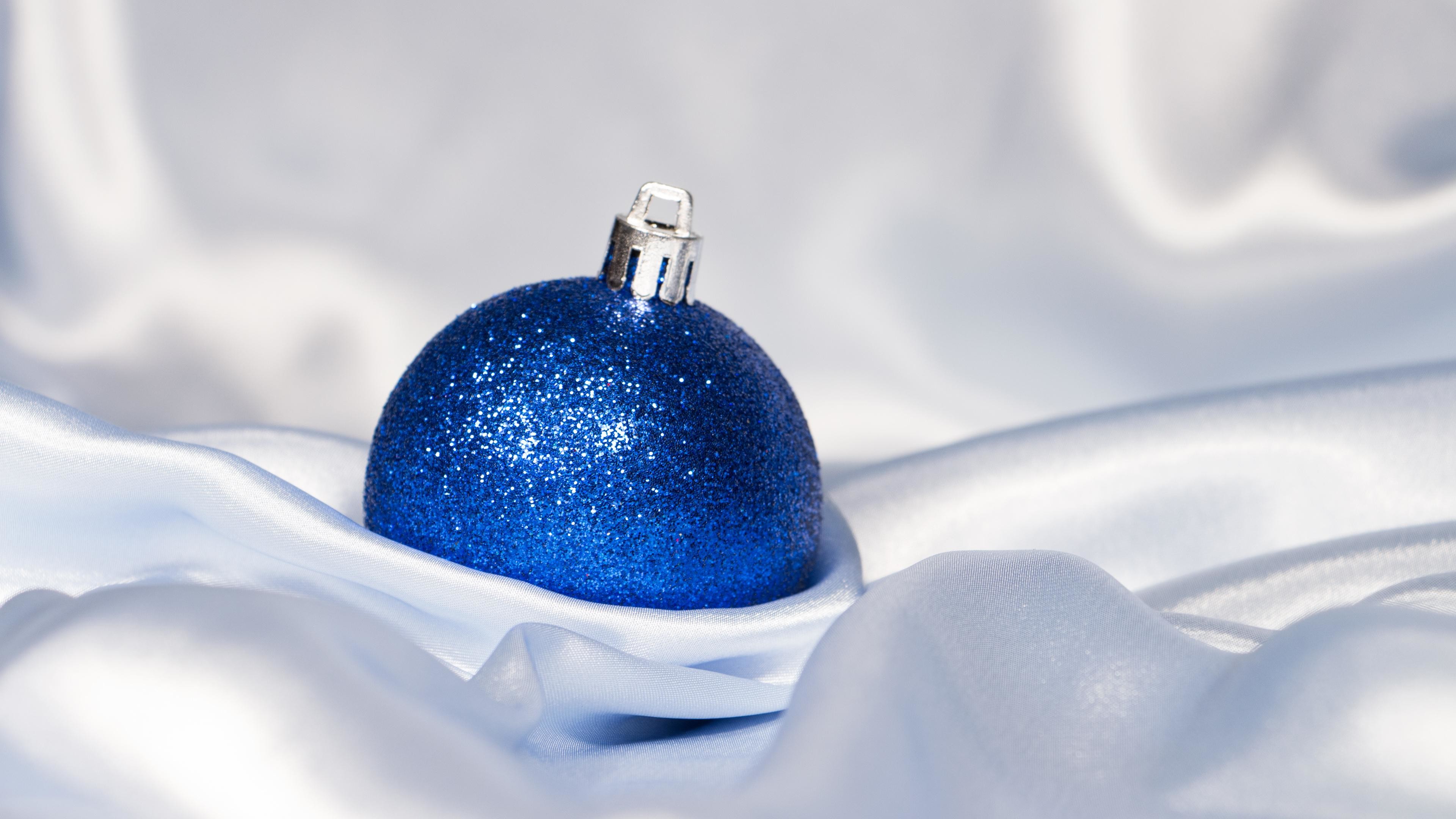 3840x2160 Blue Christmas bauble in silk