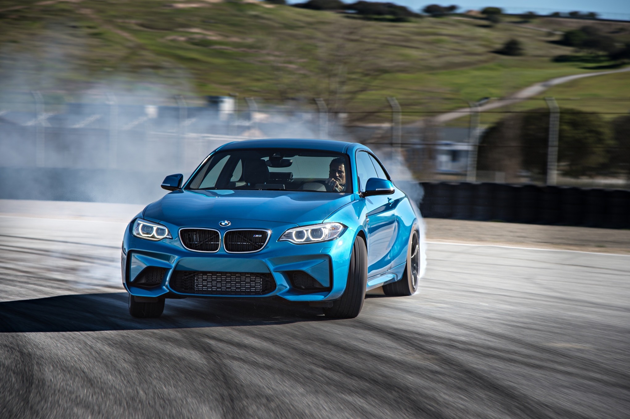 2043x1360 2016 BMW M2 Coupe front three quarter in motion 20
