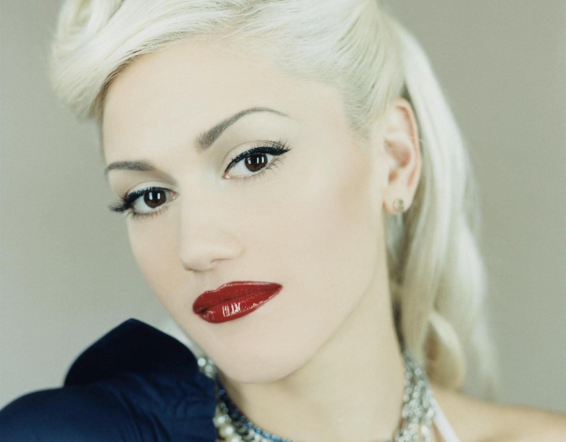 1920x1499 gwen stefani face view red lips make-up blonde hair hair style decoration