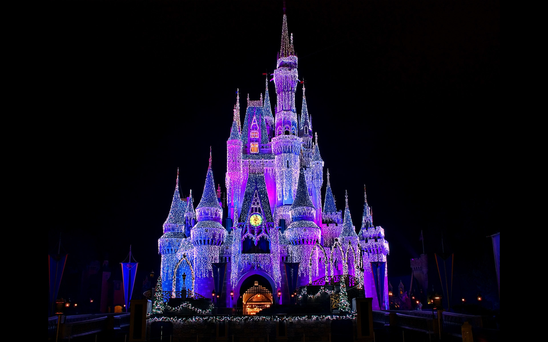 1920x1200 Disneyland Vacations : Disneyland Fantasy Christmas Holidays : Cinderella  Castle_lightning_at_christmas_Castle_Dream_lights 442 KB 1920*1200 Wallpaper