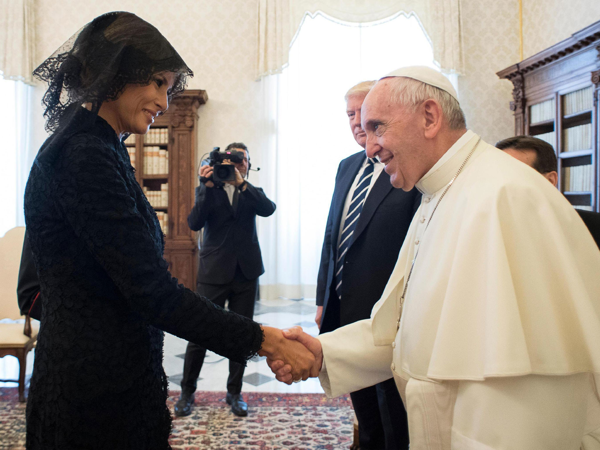 2048x1536 Pope jokes that Melania Trump feeds her husband Slovenian cake during  Vatican meeting | The Independent